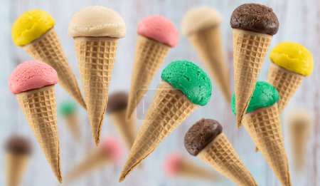 Téléchargez les photos : Cônes de crème glacée savoureux avec différentes saveurs. - en image libre de droit