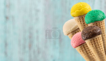 Téléchargez les photos : Cônes de crème glacée savoureux avec différentes saveurs. - en image libre de droit