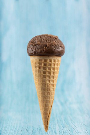 Foto de Sabroso cono de helado con sabor a chocolate. - Imagen libre de derechos
