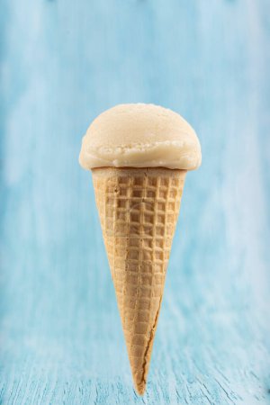 Téléchargez les photos : Savoureux cône de crème glacée vanille
. - en image libre de droit