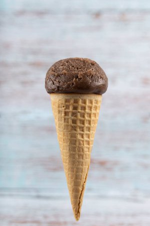Téléchargez les photos : Cône de crème glacée savoureux au chocolat. - en image libre de droit