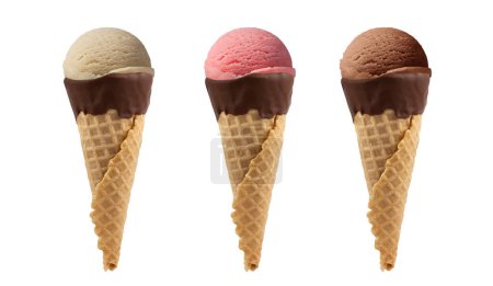 Téléchargez les photos : Crème glacée au cône vanille, fraise et chocolat saveurs isolées sur fond blanc. - en image libre de droit