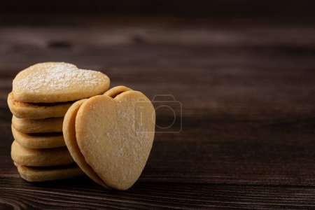 Foto de Deliciosas galletas con mantequilla rellenas de pasta de guayaba. - Imagen libre de derechos