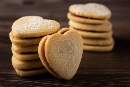 Foto de Deliciosas galletas con mantequilla rellenas de pasta de guayaba. - Imagen libre de derechos