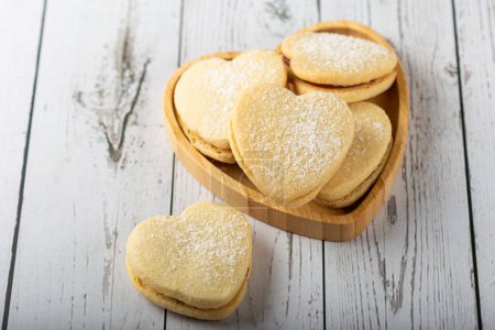 Téléchargez les photos : Délicieux biscuits au beurre remplis de pâte de goyave. - en image libre de droit