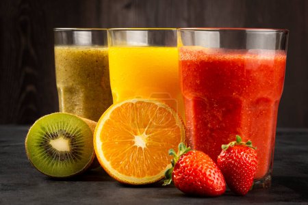 Foto de Variedad de zumos de frutas. Batidos de frutas. - Imagen libre de derechos