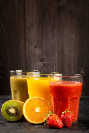 Foto de Variedad de zumos de frutas. Batidos de frutas. - Imagen libre de derechos