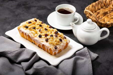 Téléchargez les photos : Gâteau anglais garni de fondant, raisins secs et noix. - en image libre de droit