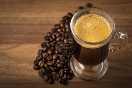 Espresso et grains de café sur la table.