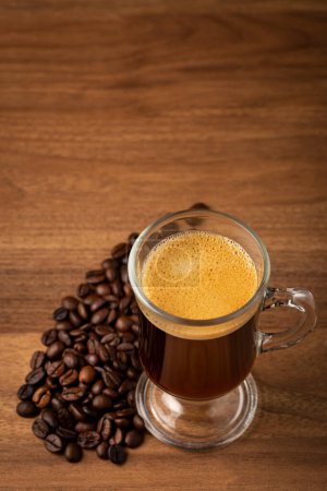 Téléchargez les photos : Espresso et grains de café sur la table. - en image libre de droit