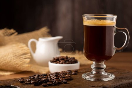 Foto de Café expreso y granos de café sobre la mesa. - Imagen libre de derechos