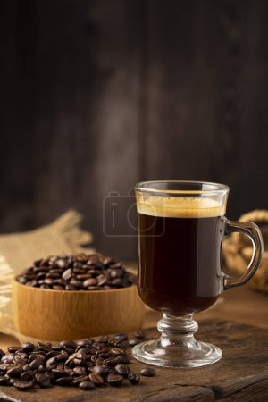 Espresso et grains de café sur la table.