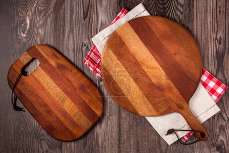 Téléchargez les photos : Planche à pizza vide sur table rustique en bois. Image vue du dessus. - en image libre de droit