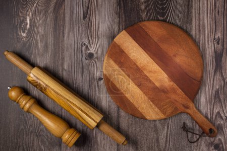 Tablero de pizza vacío en mesa de madera rústica. Imagen de vista superior.
