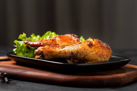 Foto de Trozos de pollo asado con ensalada de lechuga. - Imagen libre de derechos