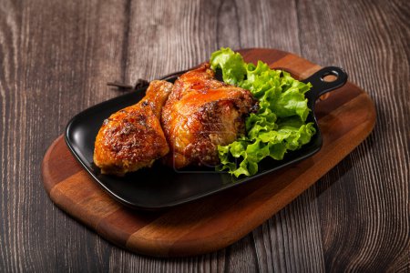 Téléchargez les photos : Morceaux de poulet rôtis avec salade de laitue. - en image libre de droit