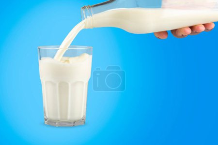 Téléchargez les photos : Verre de remplissage de lait frais. - en image libre de droit