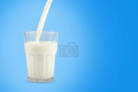 Téléchargez les photos : Verre de remplissage de lait frais. - en image libre de droit