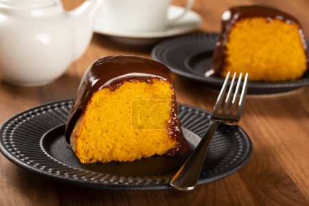 Téléchargez les photos : Gâteau aux carottes avec glaçage au chocolat. Gâteau brésilien. - en image libre de droit