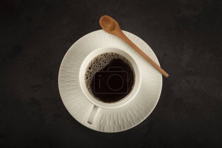 Foto de Deliciosos profiteroles con café sobre la mesa. - Imagen libre de derechos