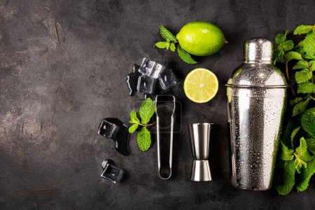 Foto de Ingredientes para bebida mojito. Limón, menta y artículos de bar. - Imagen libre de derechos