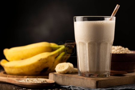 Foto de Batido de plátano con leche, plátano y avena. - Imagen libre de derechos