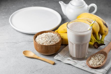 Téléchargez les photos : Smoothie banane au lait, banane et flocons d'avoine. - en image libre de droit