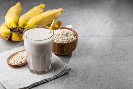 Téléchargez les photos : Smoothie banane au lait, banane et flocons d'avoine. - en image libre de droit