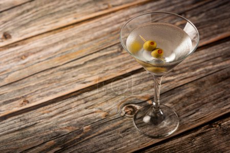 Trockenes Martini-Getränk mit grünen Oliven.