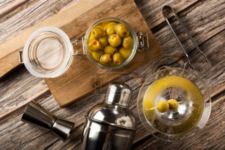 Téléchargez les photos : Boisson de martini sec aux olives vertes. - en image libre de droit