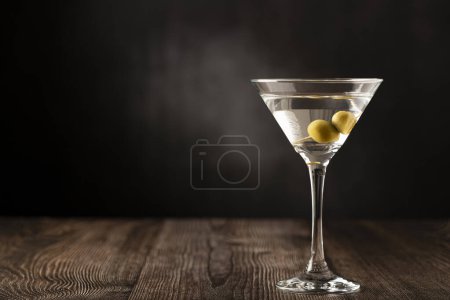 Foto de Bebida de martini seco con aceitunas verdes. - Imagen libre de derechos