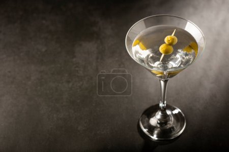 Foto de Bebida de martini seco con aceitunas verdes. - Imagen libre de derechos