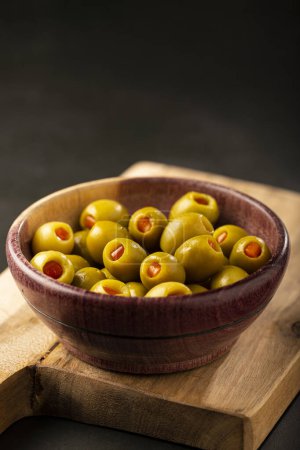Téléchargez les photos : Olives vertes farcies dans un bol. - en image libre de droit