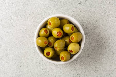 Téléchargez les photos : Olives vertes farcies dans un bol. - en image libre de droit
