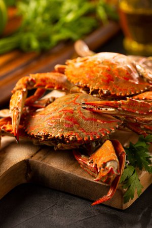 Téléchargez les photos : Plat de crabes cuits sur la table. - en image libre de droit