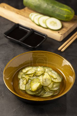 Foto de Sunomono. Placa con ensalada de pepino japonés. - Imagen libre de derechos