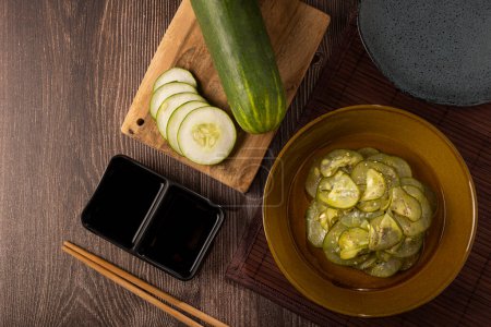 Téléchargez les photos : Sunomono. Assiette avec salade de concombre japonais. - en image libre de droit