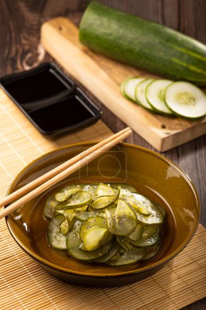 Téléchargez les photos : Sunomono. Assiette avec salade de concombre japonais. - en image libre de droit