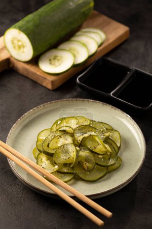 Foto de Sunomono. Placa con ensalada de pepino japonés. - Imagen libre de derechos