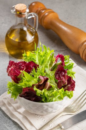 Téléchargez les photos : Mélange de salade fraîche et saine. Salade de feuilles. - en image libre de droit