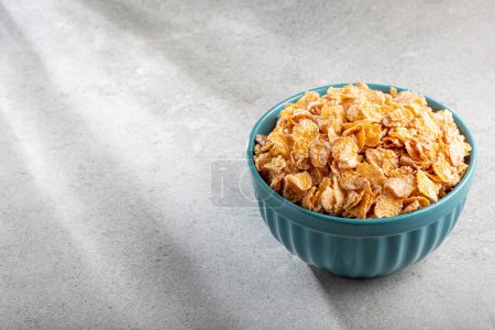 Téléchargez les photos : Flocons de maïs suggérés dans le bol. - en image libre de droit
