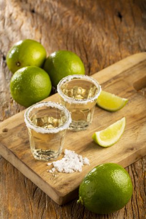 Téléchargez les photos : Tequila au citron vert et sel
. - en image libre de droit