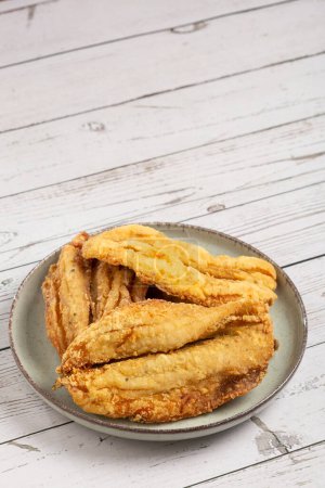Téléchargez les photos : Sardine poisson frit dans l'assiette. - en image libre de droit