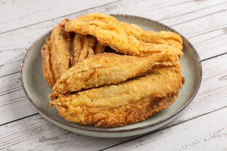 Téléchargez les photos : Sardine poisson frit dans l'assiette. - en image libre de droit
