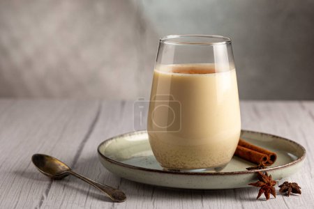 Téléchargez les photos : Tasse de lait de poule à la cannelle. - en image libre de droit