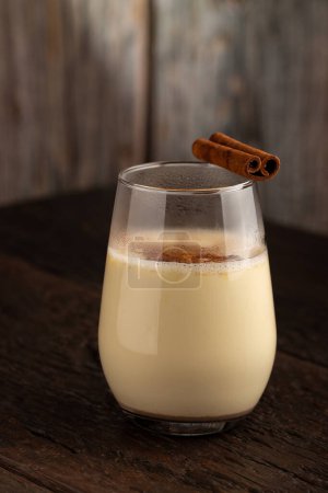 Téléchargez les photos : Tasse de lait de poule à la cannelle. - en image libre de droit