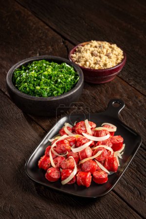 Téléchargez les photos : Saucisse tranchée avec oignon, chou vert et farofa. - en image libre de droit