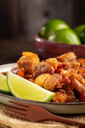 Téléchargez les photos : Engrais de porc (torresmo), nourriture typique brésilienne. - en image libre de droit