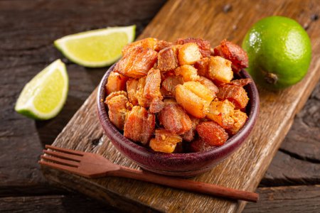 Téléchargez les photos : Engrais de porc (torresmo), nourriture typique brésilienne. - en image libre de droit