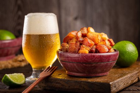 Téléchargez les photos : Engrais de porc (torresmo) à la bière, cuisine brésilienne typique. - en image libre de droit